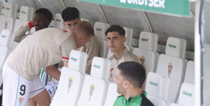 Dani Requena en el banquillo el pasado domingo cuando pasó a la suplencia ante la Real Sociedad B. Autor: Pedro Funes