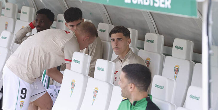 Dani Requena en el banquillo el pasado domingo cuando pasó a la suplencia ante la Real Sociedad B. Autor: Pedro Funes