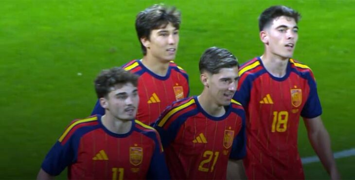 Requena celebra un gol en su debut con España sub21.