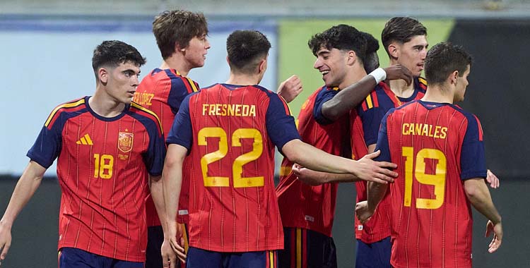 Requena, tras Canales, celebra un gol con España sub21.