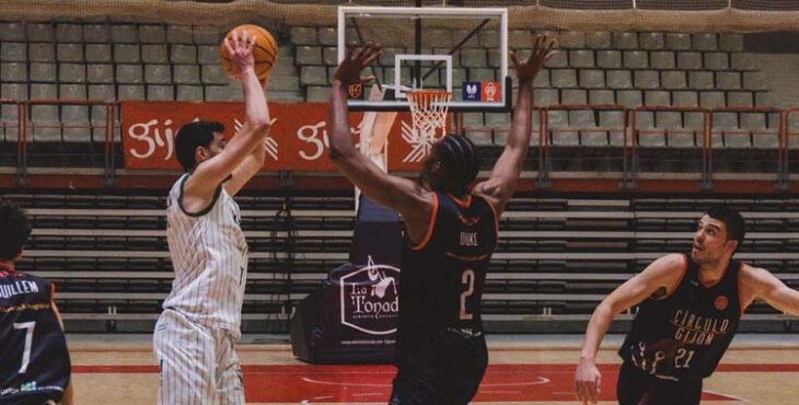 Alejandro Rodríguez busca un pase ante el Círculo Gijón.