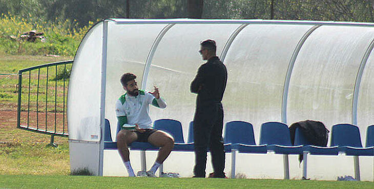 Rubén Alves señalando a Juanito el tamaño de la pudo ser su posible rotura muscular que le lleva a acumular tres meses sin jugar.