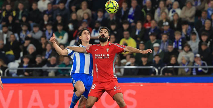 Rubén Alves intentando proteger el balón ante un deportivista.