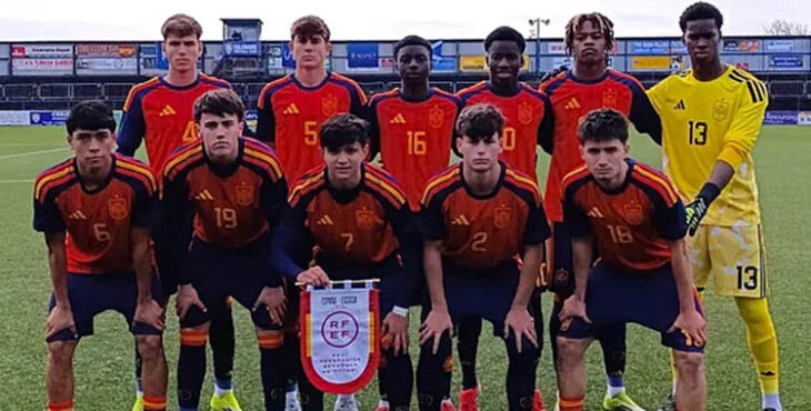 Rubén Gómez posa junto al resto de sus compañeros de la selección sub17. Foto: RFEF