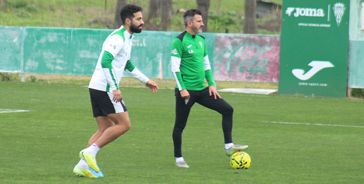 Iván Ania junto a Rubén Alves y su posible vuelta al once inicial.