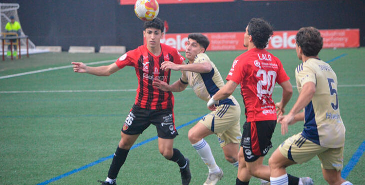 Pajuelo y Lalo en una disputa en el pasado encuentro frente al Recreativo. Foto: Tino Navas / Salerm Puente Genil