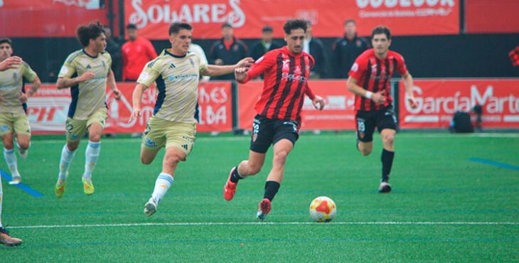Salva Vegas conduciendo el balón durante el partido ante el Recreativo. Foto: Tino Navas / Salerm Puente Genil