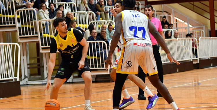 Rafa Sánchez ante la presión de dos rivales.