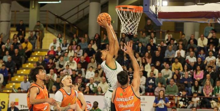 Kevin Schutte entra a aro ante el Starlabs Morón.