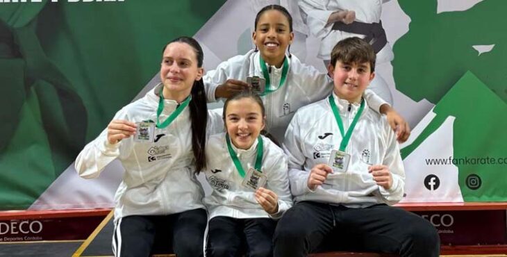 Componentes del Shotokan con sus medallas.