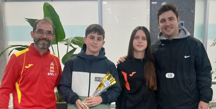 Los jóvenes karatecas de Shoto Kan posan junto a los entrenadores nacionales en la concentración en Ceuta.