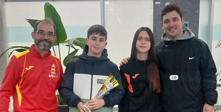 Los jóvenes karatecas de Shoto Kan posan junto a los entrenadores nacionales en la concentración en Ceuta.