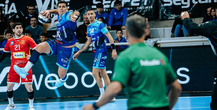 Pablo Simonet armando su brazo ante la defensa del Bada Huesca.