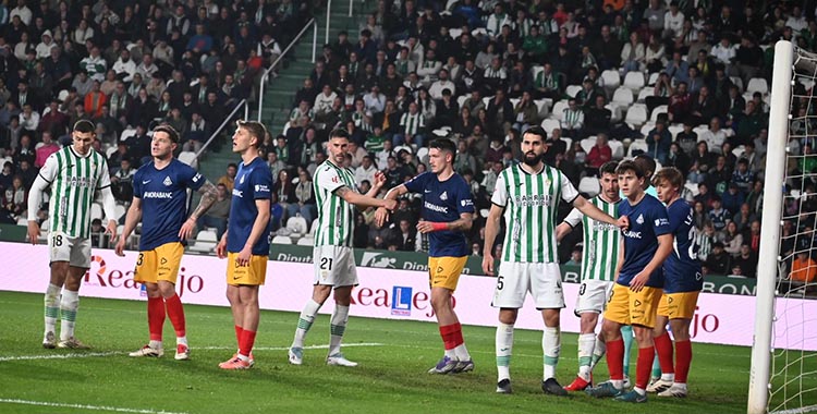 Xavi Sintes y Albarrán se suman al ataque junto a Adrián Fuentes ante la zaga del Andorra. Autora: Natalia Román