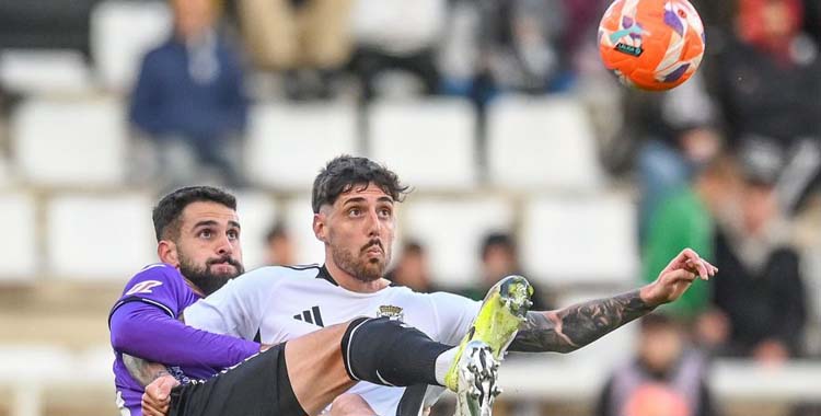 Xavi Sintes pugna con un jugador del Burgos en la anterior campaña.