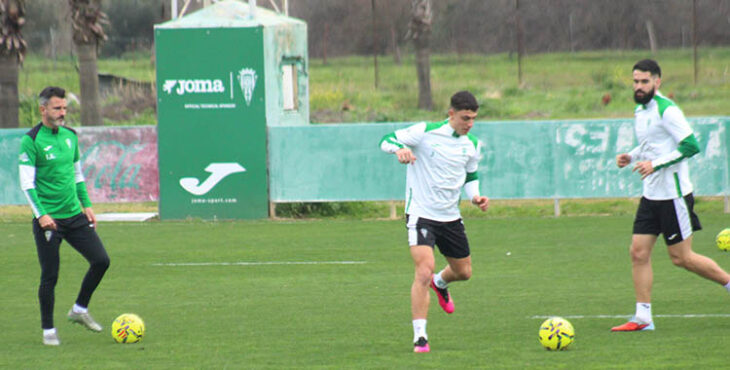 Iván Ania observando las evoluciones de sus jugadores en una sesión.