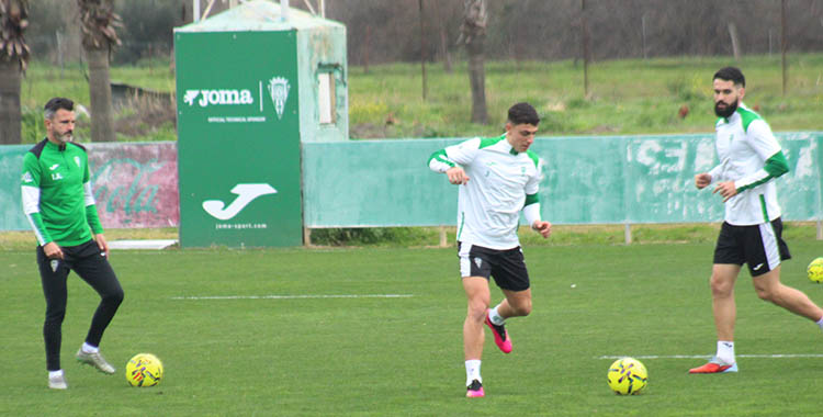 Iván Ania observando las evoluciones de sus jugadores en una sesión.