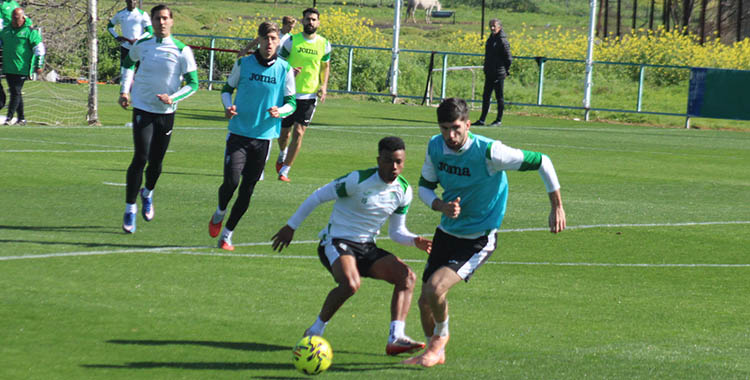 ¡Theo Zidane avanza con el balón con Dalisson a sus espaldas, ambos con opciones de jugar de inicio ante la Real Sociedad B.