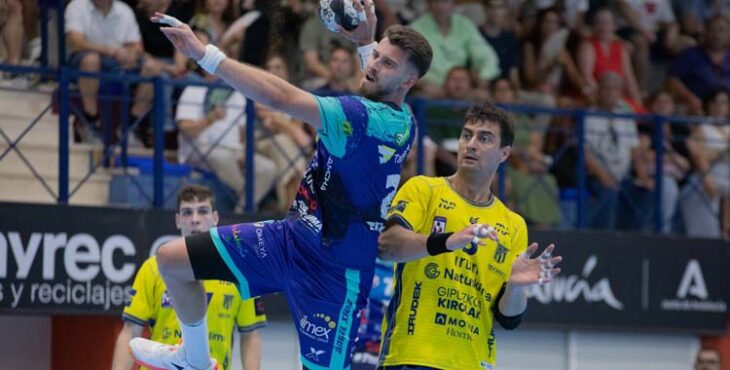 Tiago Sousa en un duelo con el Bidasoa Irún.