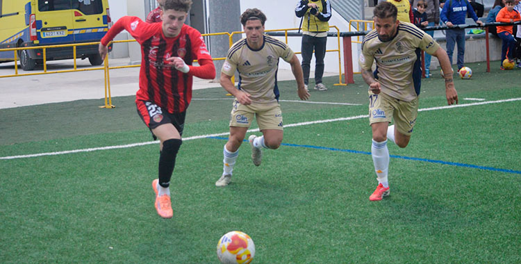 Tomazinho en una disputa de balón en el partido ante el recreativo. Foto: Timo Navas / Salerm Puente Genil