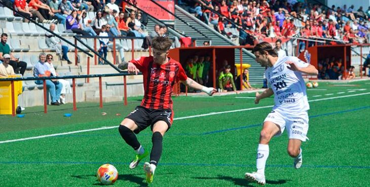 Tomazinho en una acción ofensiva hoy ante el Yeclano. Foto: Timo Navas / Salerm Puente Genil.