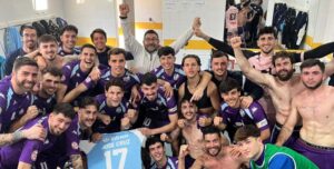 La plantilla celeste celebra su triunfo en Coria.