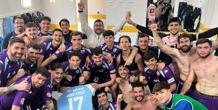 La plantilla celeste celebra su triunfo en Coria.