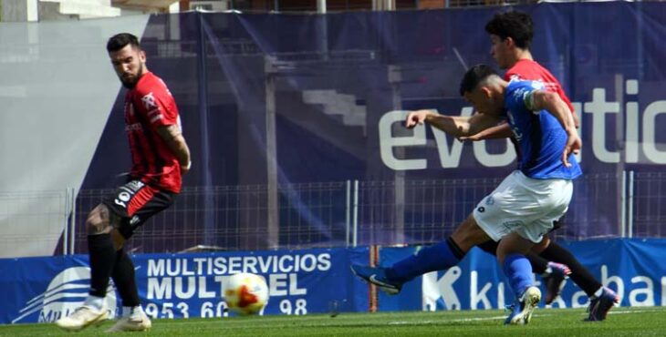 Iván Vela se interpone en un disparo de los azulones.