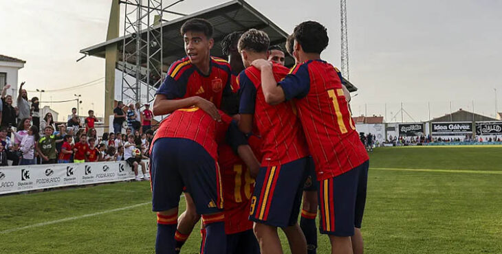 Los jugadores de la Selección Española sub17 festejan uno de los cuatro goles anotados a Ucrania en Pozoblanco.