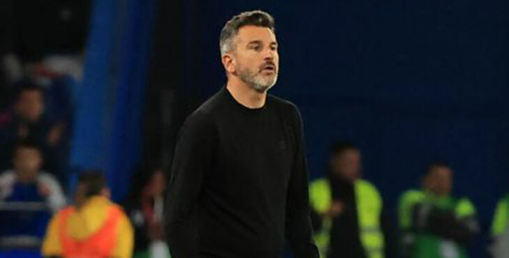 Iván Ania en la banda.