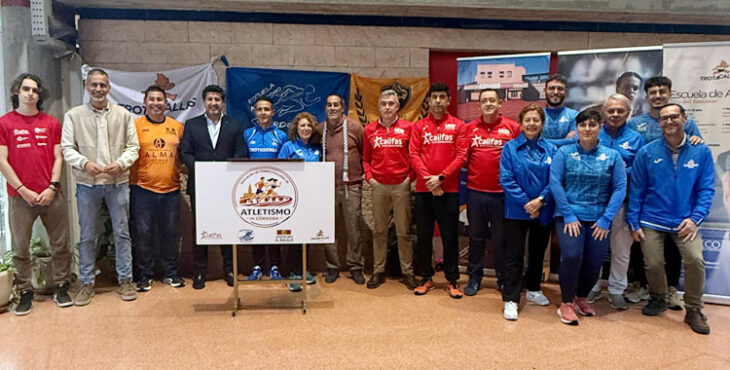 La foto de familia tras la puesta de largo de Ascorclubes. Foto: Club Trotasierra
