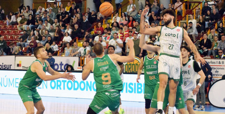 Fernando Bello en uno de los muchos ataques malgastados del Coto Córdoba. Foto: Laclasi.es