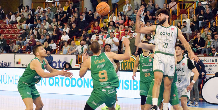 Fernando Bello en uno de los muchos ataques malgastados del Coto Córdoba. Foto: Laclasi.es