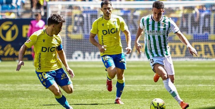 Diego Bri en carrera durante el encuentro contra el Cádiz disputado en el Nuevo Mirandilla. Foto: LaLiga Hypermotion
