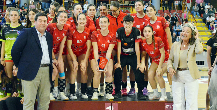 Las cadetes del Córdoba de Balonmano en lo más alto del podio. Foto: Rafa Barroso / CBM