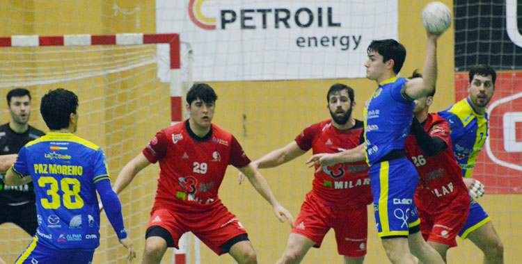Un momento del duelo entre Cajasur y La Salle de hace unas semanas. Foto: Rafa Barroso / CBM
