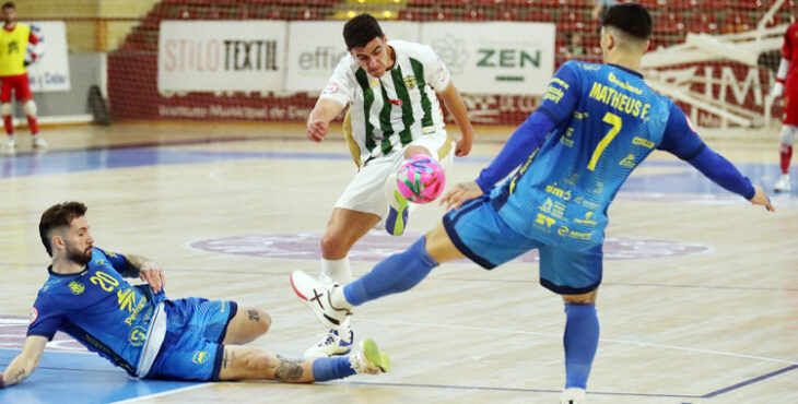 Carlos Gómez se la juega con uno de sus disparos lejanos en el último duelo ante Peñíscola en Vista Alegre. Foto: Edu Luque / Córdoba Futsal