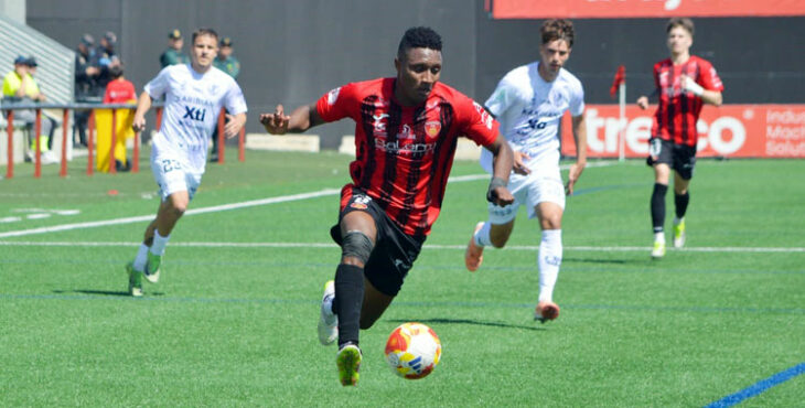 Carlos Ramírez encabeza un ataque por el costado diestro en el Manuel Polinario, Foto: Tino Navas / Salerm Puente Genil