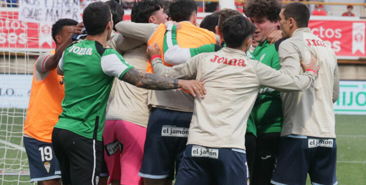 La piña del Córdoba, suplentes incluidos, tras el tanto de Diego Percan en el Reino de León. Foto: CCF