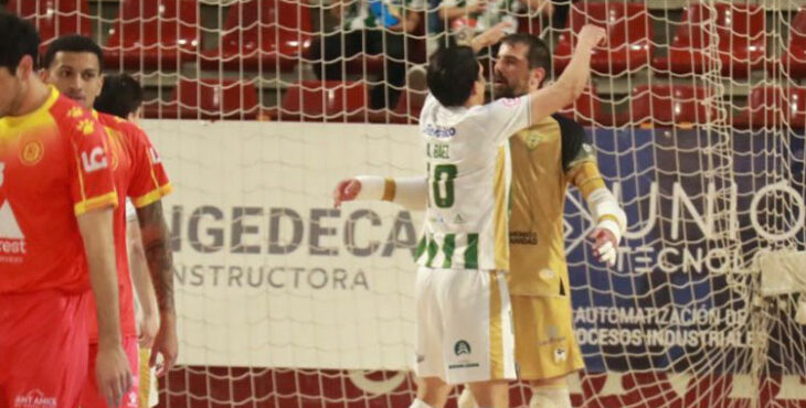 Fabio celebrando con un compañero durante un encuentro con el Córdoba Patrimonio. Foto: Edu Luque / Córdoba Futsal