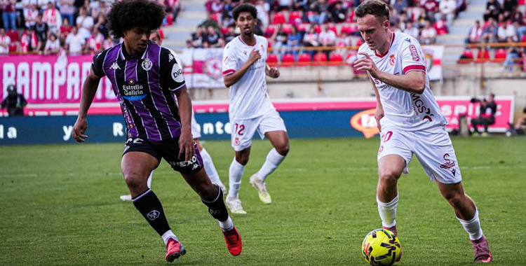 Un atacante de la Cultural Leonesa encara a un defensor del Valladolid. Foto: LaLiga Hypermotion