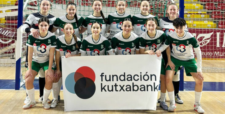 Las jugadoras del Deportivo Córdoba posando con el emblema de su patrocinador, Fundación Kutxabank