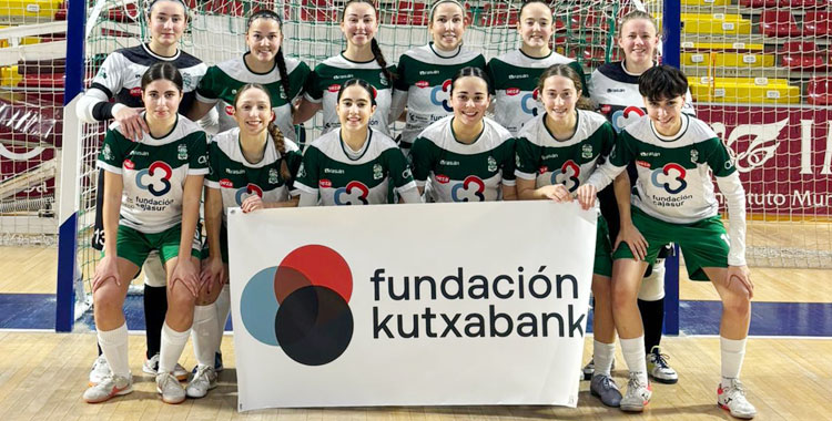 Las jugadoras del Deportivo Córdoba posando con el emblema de su patrocinador, Fundación Kutxabank