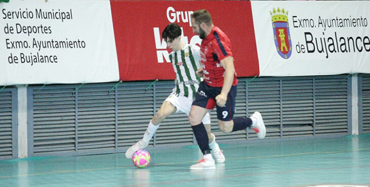 Una acción de juego durante el último derbi cordobés entre el Bujalance y el Córdoba Patrimonio B. Foto: Edu Luque / Córdoba Futsal