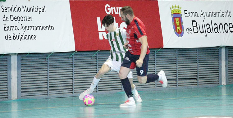 Una acción de juego durante el último derbi cordobés entre el Bujalance y el Córdoba Patrimonio B. Foto: Edu Luque / Córdoba Futsal