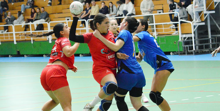 Una jugadora del Deza CBM arma su brazo pese a la oposición de una rival. Foto: Rafa Barroso / CBM