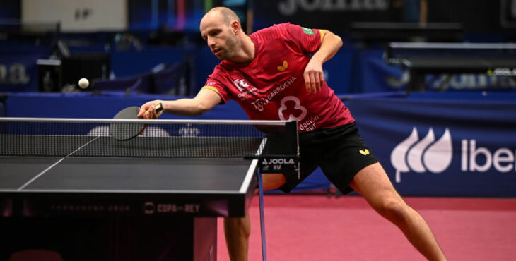 Diogo Carvalho en un forzado toque a la pelota. Foto: José Izquierdo / RFETM