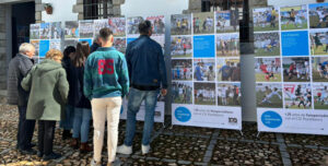 Varios ciudadanos contemplan la exposición fotográfica en torno al CD Pozoblanco. Foto: Hoyaldia.com