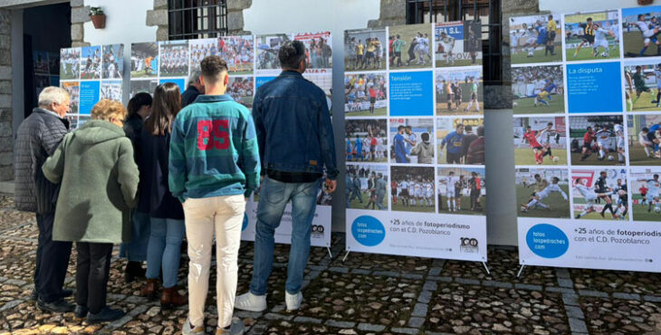 Varios ciudadanos contemplan la exposición fotográfica en torno al CD Pozoblanco. Foto: Hoyaldia.com