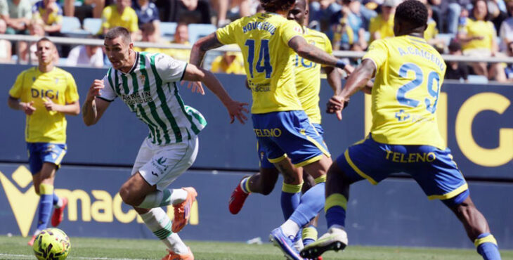 Adrián Fuentes sortea a varios defensores cadistas.